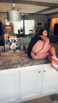 Hot Housewife Plays While Everyone’s Out