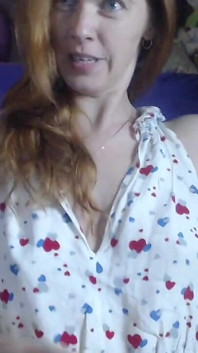 Zginanie mięśni. Niestandardowe. Ruda dziewczyna