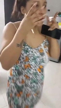 Am cumpărat un kit să-i fac unghiile surorii mele vitrege și este foarte fericită, dar i-am spus să mă plătească pentru asta făcându-mi un videoclip porno