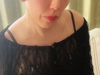 Serina SissyBitch: Serina dans une superbe tenue de fille adulte exhibe sa...