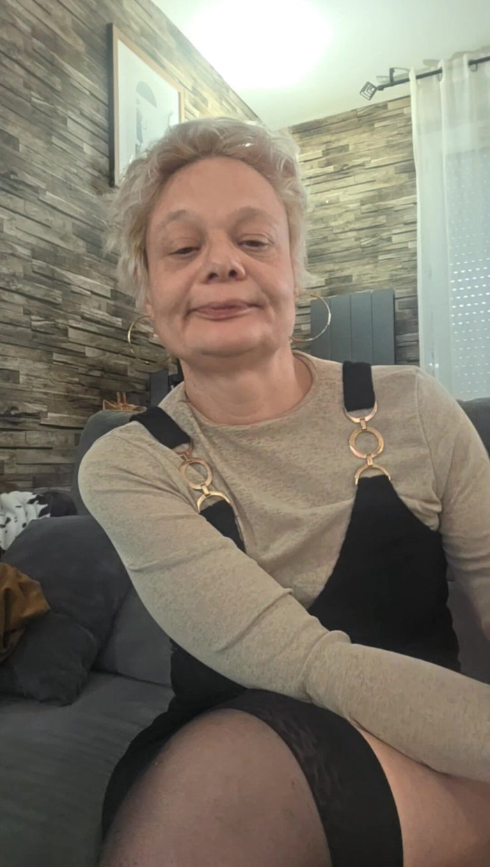 Sofy13: Kouřím pořádný penis a šukám svou promiskuitní MILF kundičku