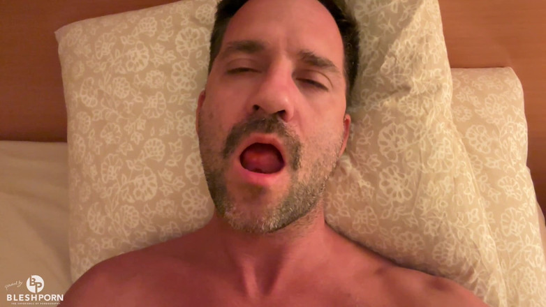 bleshporn: Tim Blesh bermain di rumah bersendirian di katil dengan batang...