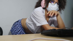 NEGRITA SEXY: Pelajar matang yang cantik menunjuk-nunjukkan cincin navelnya dan skirt pendek