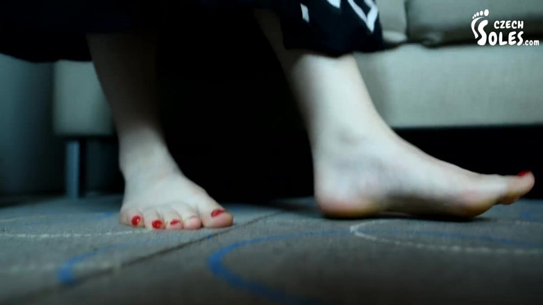 Czech Soles - foot fetish content: Picioare goale uimitoare ale unei fete tinere obraznice!