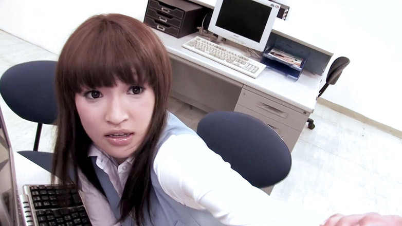 Asiatiques: 秘书被强迫吮吸鸡巴