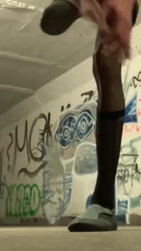 Transvestite fickt sich in einer underground-Passage