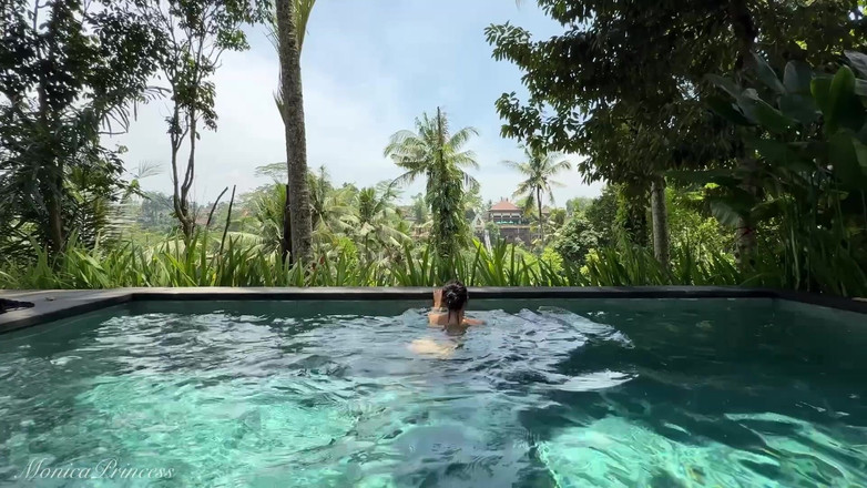 Princess Monica: Taquinage dans une robe transparente dans la nature à la piscine,...