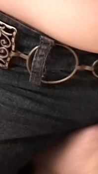 Spróbuj oddychać przez moją seksowną dżinsową kochanie - dominacja lesbijek w siadaniu na twarzy