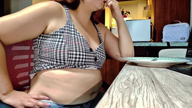 Nicole Passat: Nicole Karnını Dolduruyor - Geğirme Ve Göbek Ovma