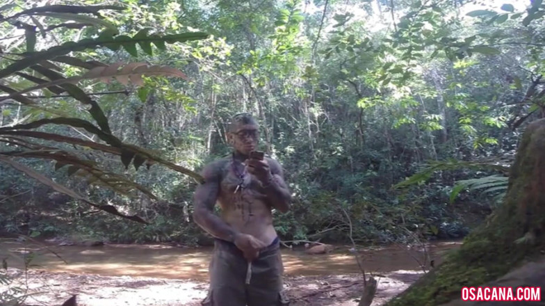 World Gay: Masturbación en cascada corriéndose con polla blanda