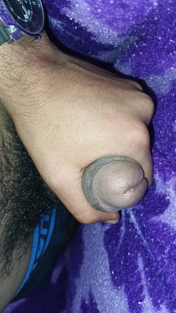 Luckky: Un ragazzo indiano sta giocando con il suo pene dentro...