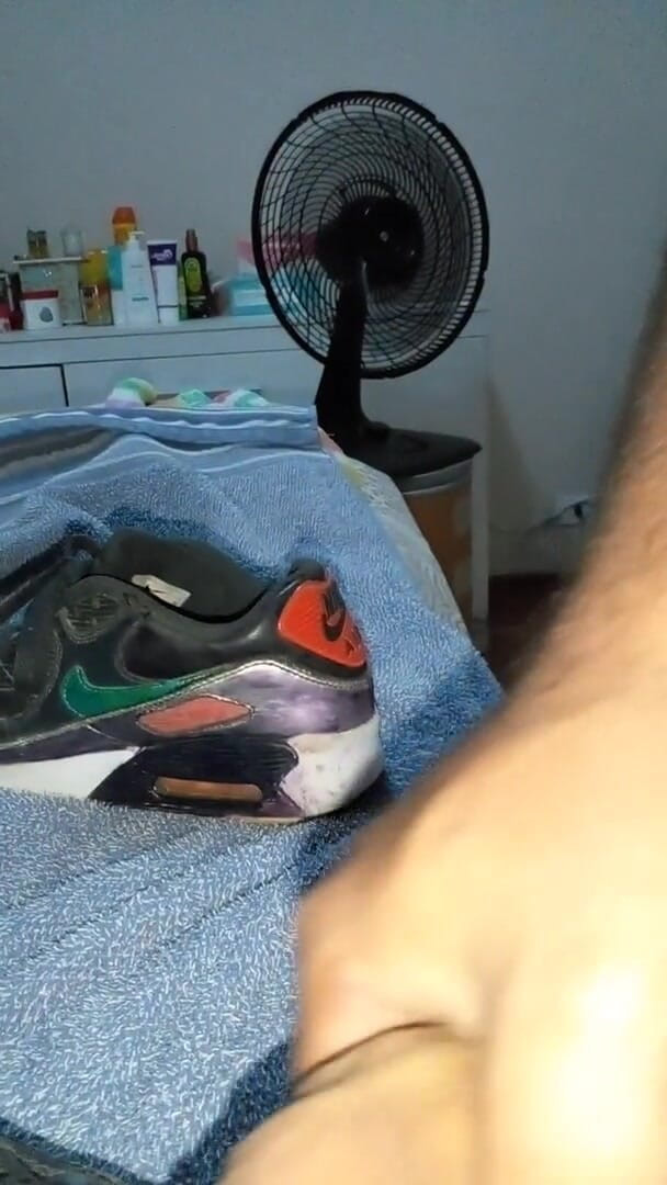 Sneakerfetish_BR: Sneaker đụ và xuất tinh trên air max cũ của tôi