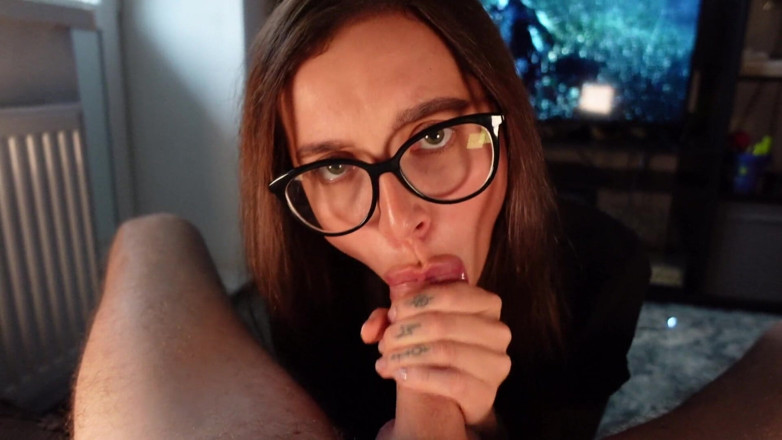 Ghomestory: Blowjob slobbery mendalam daripada MILF berair! POV