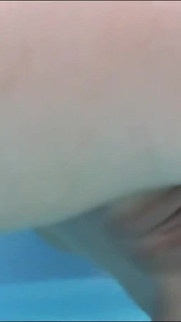 Muito bonita milf sexy com peitões masturba sua buceta com um vibrador na piscina