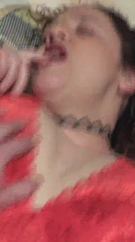 Moje prsatá macecha mi dovoluje stříkat do ní.