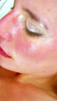 Flaca milf Amelie es follada por el culo por vecinos y recibe corrida