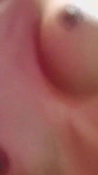 Frumusețe asiatică linsă și cu degetul până la orgasm
