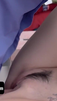Shoplyfter Mylf - gorąca MILF przyłapana na kradzieży w sklepie spełnia wymagania funkcjonariuszy, aby jej sprawa umorzona