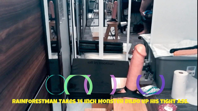 Rainforestman: Rainforestman vezme 14 palcové monstrózní dildo do svého těsného zadku.