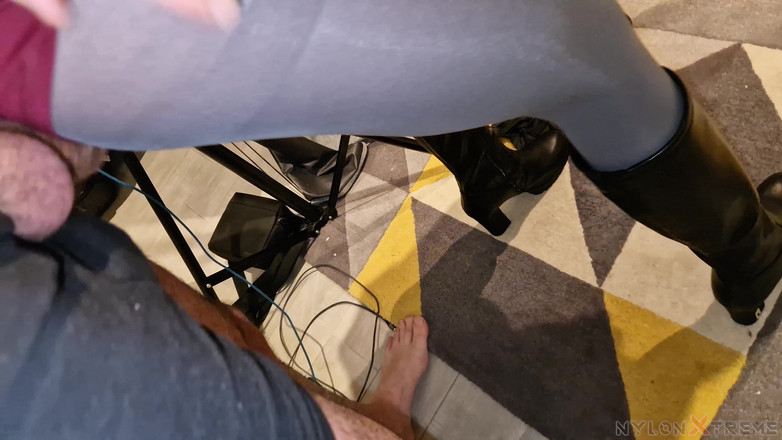 Nylon Xtreme: 시점 엘레나 클락이 회색 팬티스타킹과 부츠를 입고 성관계를 한다