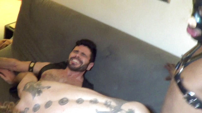 HARD PORN STUDIO: 2 üst düzey oğlan tarafından sikiliyor