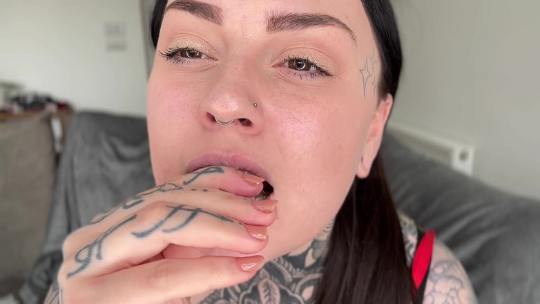 Miss Valentina: Fetish Pendakap Gigi