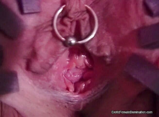 Erotic Female Domination: Zralá lesbická domina na vysokých podpatcích trestá kundičku otroka