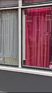 Potkal jsem tuto dívku v Amsterdamu ve čtvrti červených světel a ona si sundala kondom, zatímco jsem ji šukal
