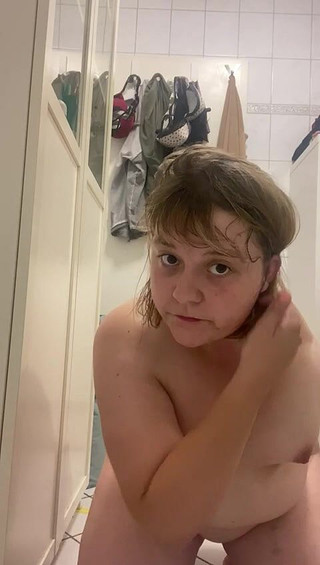 Deutsche Anna: Je příliš naolejovaná na to, aby si zajezdila. Video se...