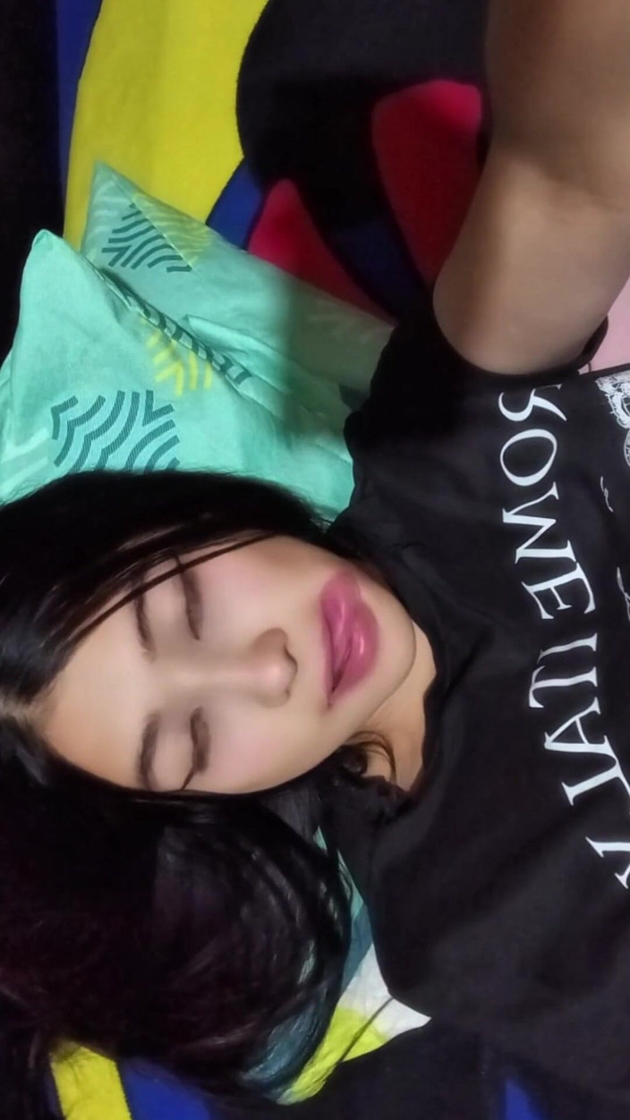 Yuli and tony: De stiefzus van mijn vrouw komt onze kamer binnen terwijl...