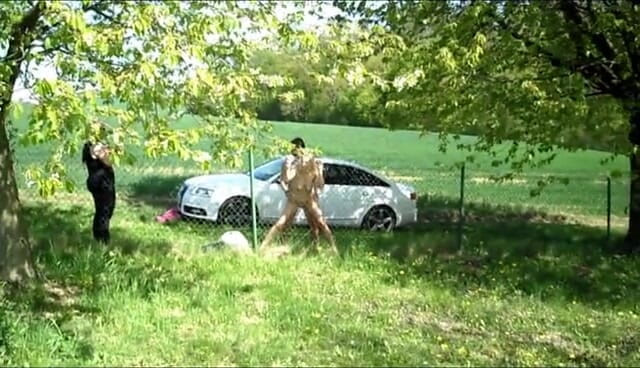 German Classic Porn videos: 我在我车的引擎盖上操了她
