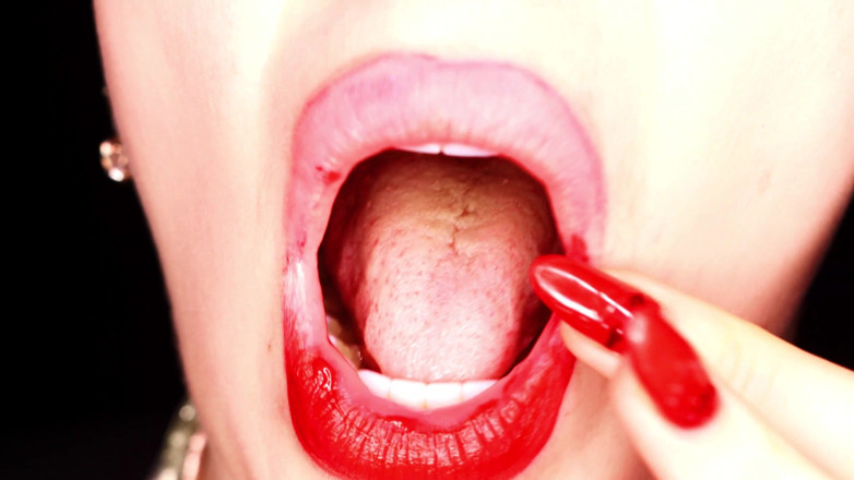 Goddess Misha Goldy: 4K Applica il rossetto rosso e fuma il narghilè su...