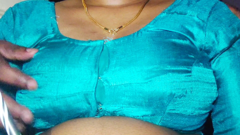 Desi Mohini: seksi hot aanti ne apne boyaphrend ko apne stanon se...