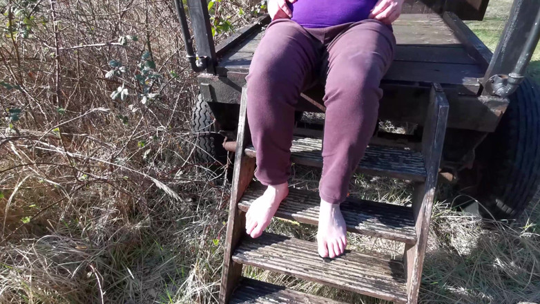 Bouncy Tits Action: Barefeet Titslapping and Hard Vagina Spanking
