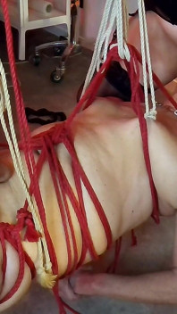 Stăpâna Acanthus leagă sclava sissy Shibari Biciul atârnă bile și sfârcuri
