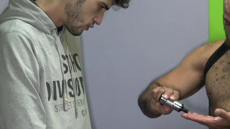 YOUNG FUCKED BY OLDER: Futută crud în toaletele publice