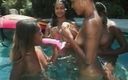 A Lesbian World: Vier sexy zwarte babes bij het zwembad, duikend in de...