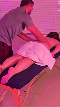 Swinger-masseuse kommt für ihre massage zurück