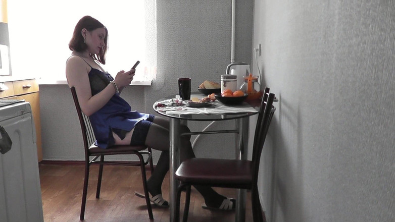 Assol: Roztomilá holka. Sexy Assol v erotickém prádle Peignoir punčochy připravuje...