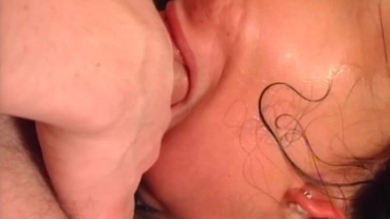 Muschi movie official: Brünette bekommt ihre muschi von drei harten schwänzen zertrümmert