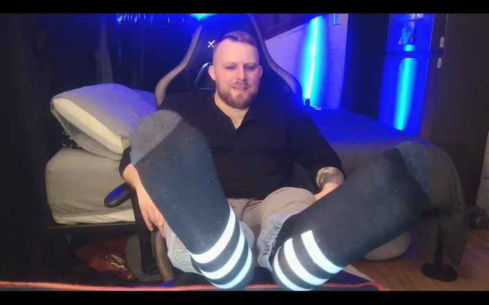 WolfgangWhite: Pokud se účastníte, užívejte si mých nohou. ;) Můžeš se na ně...
