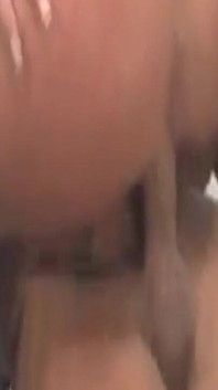La ragazza magra si sditalina i buchi fino a quando non esplosione di squirting