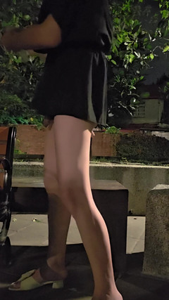 Taiwancdgirl: La simpatica pseudo-ragazza Tingxuan cavalca due dildo all'aperto