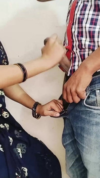 La matrigna ha succhiato il cazzo eretto del figliastro del figliastro quindi lo studente che l'ha scopata alla pecorina
