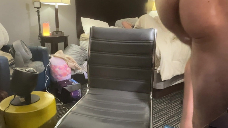 Savage confidence: Siedząc z otwartymi nogami, aby U widział kulki, suchy biust...