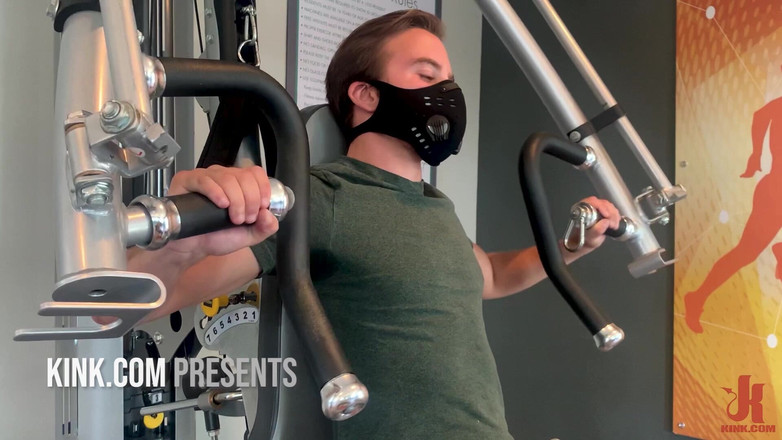 Kinky Bites Gay: Spor salonu buluşması: yeni gelen Luke Hudson Alex Hawk'a yumruk...