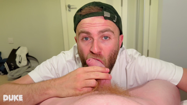 8IncherGinger: Đút sâu vào họng và xuất tinh khắp mặt dưới...