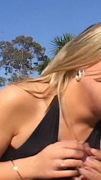 Frumusețe blondă în Extaz: intens cu degetul și sex sălbatic