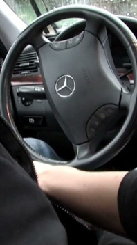 Julia má sex v autě, zatímco cuckold tam není