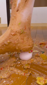 Dirty Girl: Yui Nonami ve vysokoškolské uniformě drtí jídlo nohama (kompletní verze)
